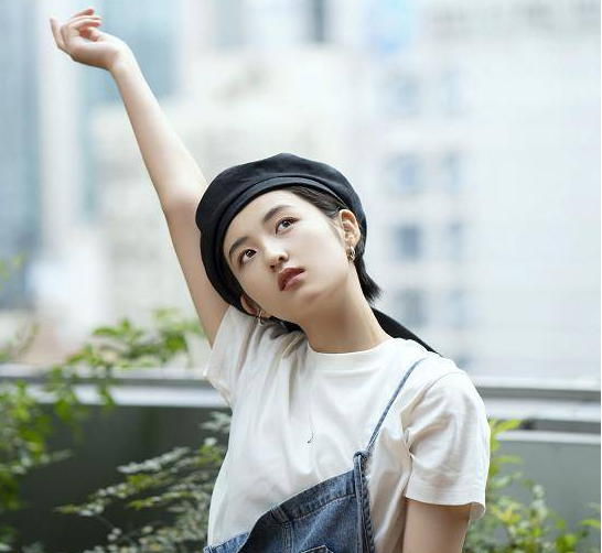 帽子配短发